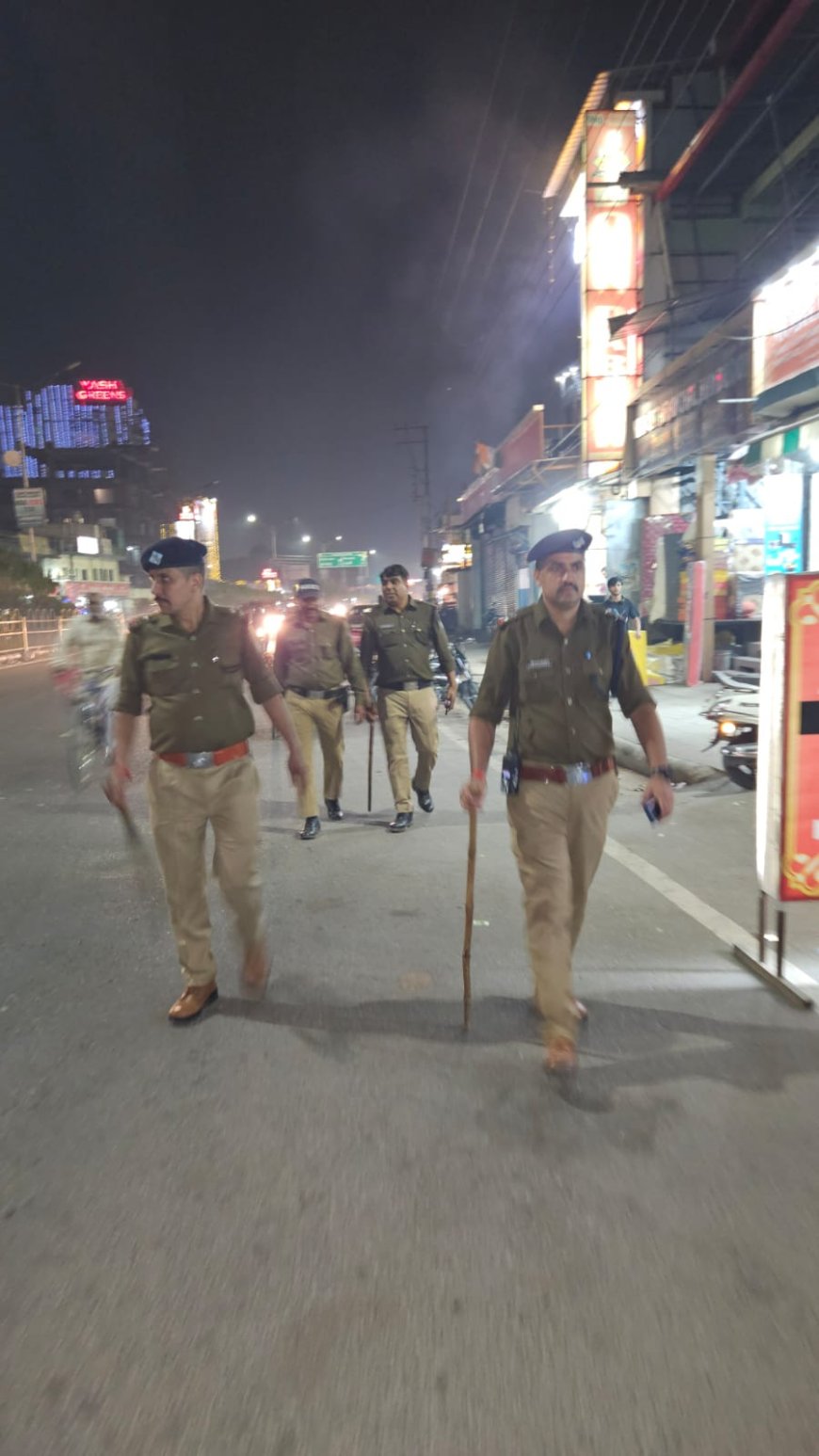 दून पुलिस द्वारा बाजारों में की जा रही पैदल गस्त! समाचार UP/UK
