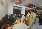 पुलिस रेड : 40 लड़के 17 लड़कियों को पार्टी करते हुए पुलिस ने पकड़ा! समाचार UP/UK