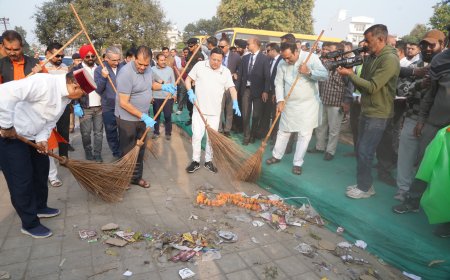 CM पुष्कर धामी ने राज्य स्थापना दिवस पर झाड़ू लगाकर स्वच्छता का संदेश दिया! समाचार UP/UK