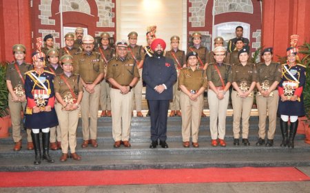राज्य स्थापना दिवस: राज्यपाल ने परेड कमांडरो को किया सम्मानित!समाचार UP/UK