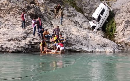 सड़क हादसा : 200 मीटर गहरी खाई में गिरी कार! समाचार UP/UK