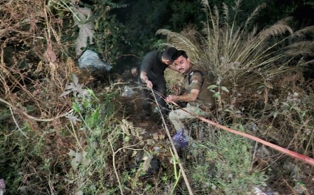 गहरी खाई में गिरे बाइक सवार, पौड़ी पुलिस बनी संकट मोचन। समाचार UP/UK