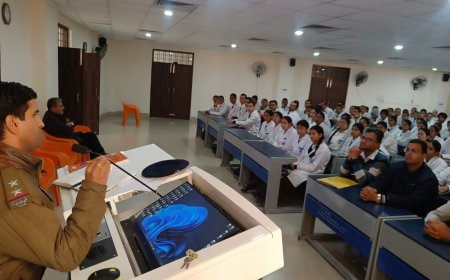 राजकीय मेडिकल कॉलेज मे साइबर फ्रॉड,नशे को लेकर पुलिस ने चलाया जागरूकता अभियान समाचार UP/UK