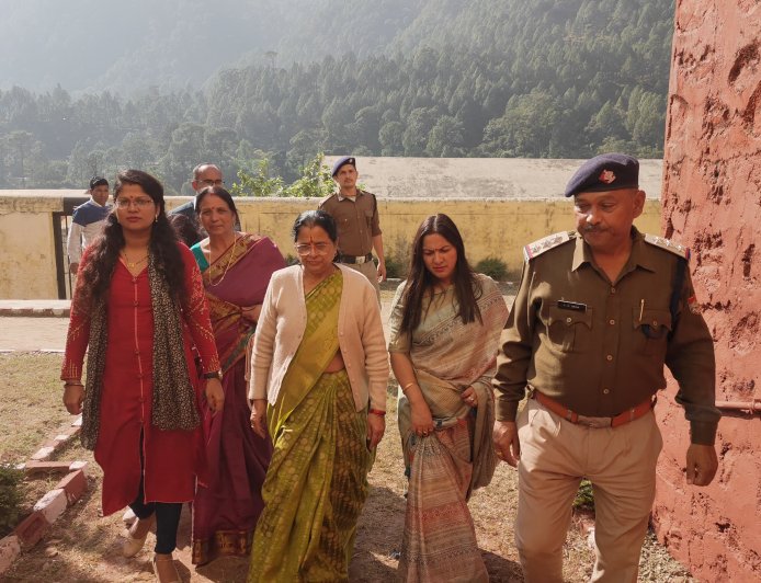 महिला आयोग की अध्यक्ष ने जिला कारागार का किया निरीक्षण! समाचार UP/UK