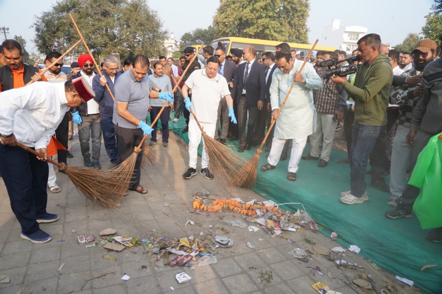 CM पुष्कर धामी ने राज्य स्थापना दिवस पर झाड़ू लगाकर स्वच्छता का संदेश दिया! समाचार UP/UK