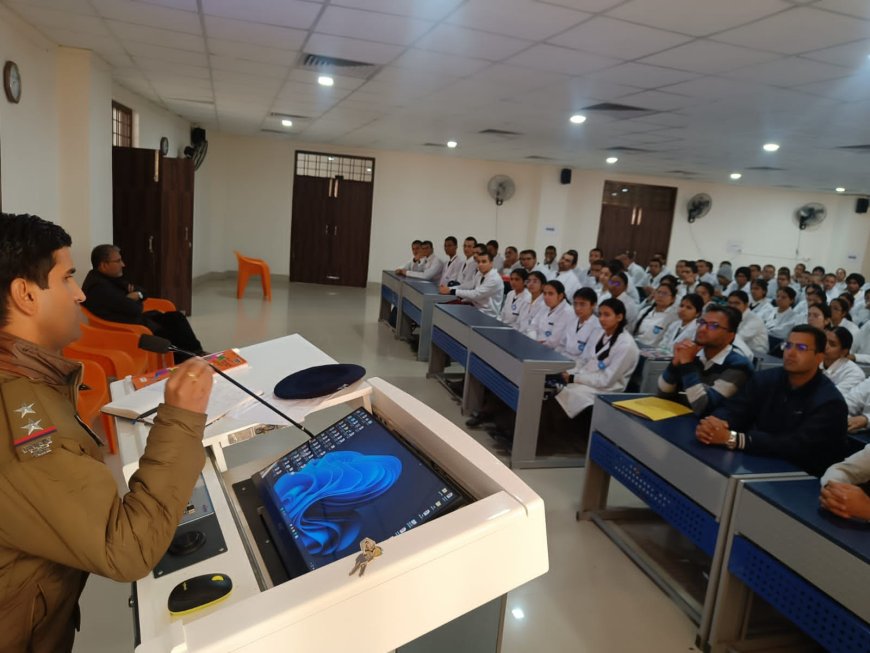 राजकीय मेडिकल कॉलेज मे साइबर फ्रॉड,नशे को लेकर पुलिस ने चलाया जागरूकता अभियान समाचार UP/UK