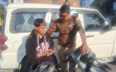 SSP देहरादून युवाओं को यातायात नियमों  का पाठ पढ़ाने स्वयं सड़क पर उतरे l समाचार UP/UK