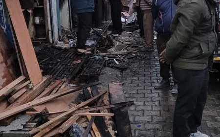 मोकमपुर फ्लाईओवर के पास फर्नीचर की दुकान में लगी आग l   समाचार UP/UK