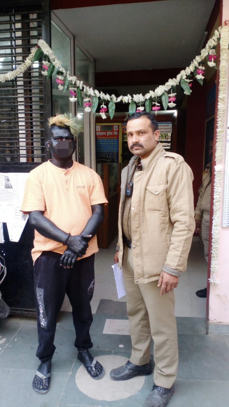 अर्धनग्न होकर Reels बना रहे युवक को पुलिस ने पकड़ा l समाचार UP/UK
