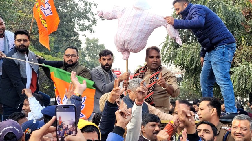 देहरादून में BJP ने राहुल गांधी का पुतला फूंका l समाचार UP/UK