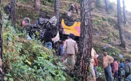 गढ़वाल में बड़ा हादसा : गहरी खाई में गिरी बस l 5 की मौत, कई घायल l समाचार UPUK