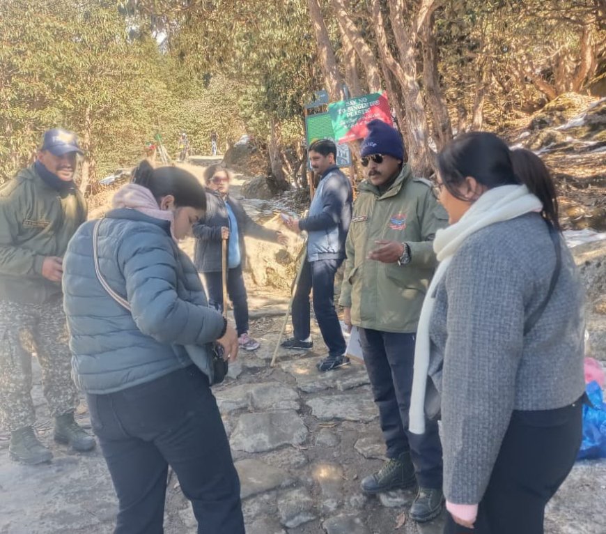 तुंगनाथ ट्रैक पर शराब लेकर जा रहे हैं पर्यटक को पुलिस ने पकड़ा l समाचार UP/UK